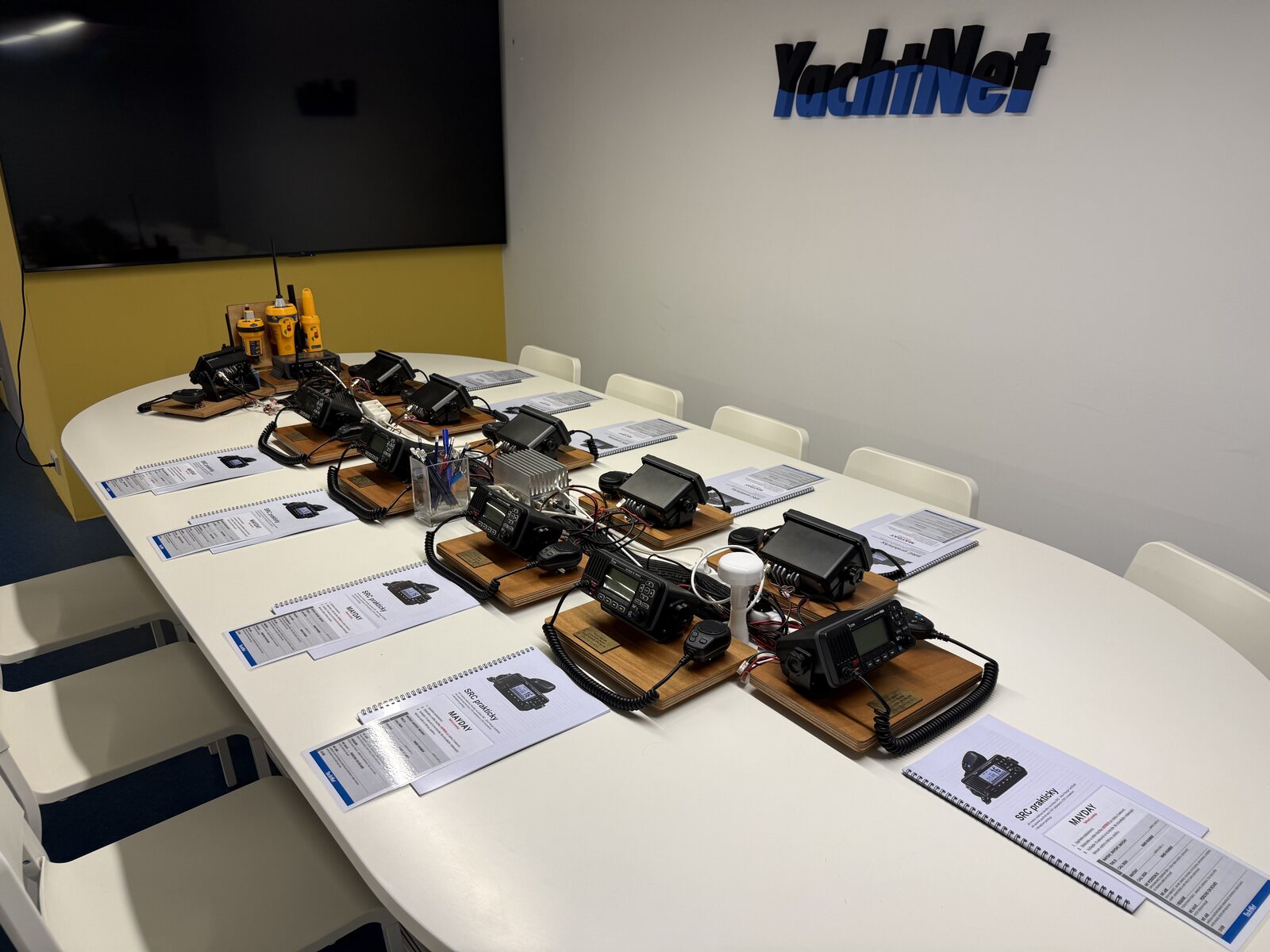 Učebna YachtNet pro kurz SRC s lodními radiostanicemi ICOM
