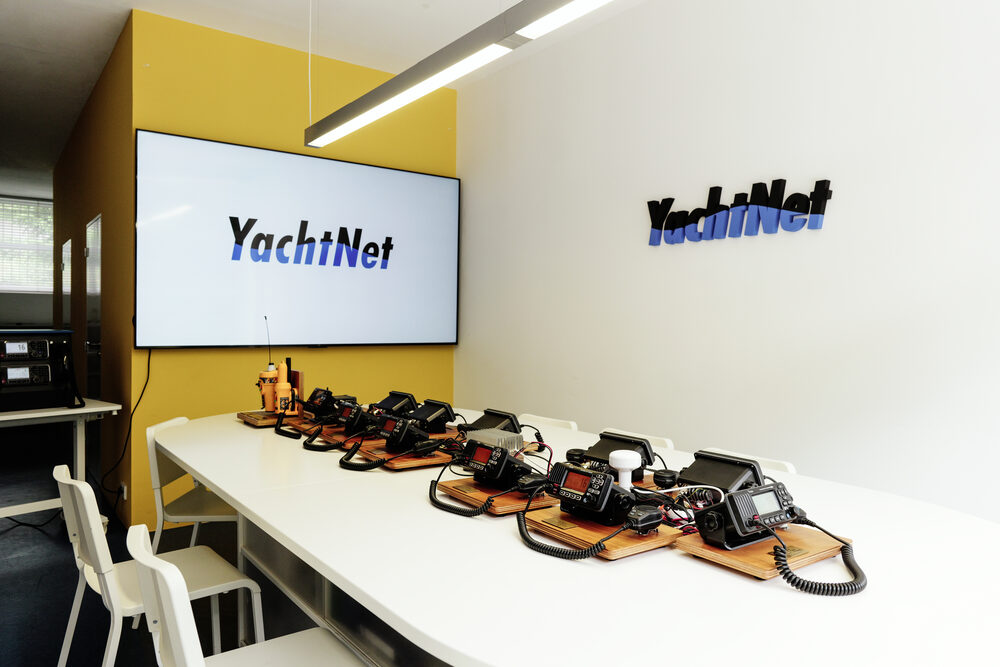 Učebna YachtNetu s vysílačkami pro kurz SRC